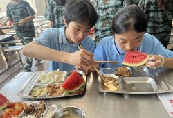 高二学生顶楼吃瓜