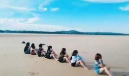 海边美女吃瓜,美女海边悠闲吃瓜时光