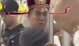 地铁判官吃瓜,揭秘都市地铁里的奇闻轶事