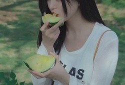 海边美女吃瓜,美女海边悠闲吃瓜时光