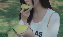 海边美女吃瓜,美女海边悠闲吃瓜时光