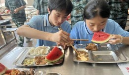 高二学生顶楼吃瓜