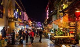 长垣西街吃瓜,夏日吃瓜盛宴，品味街头美食风情