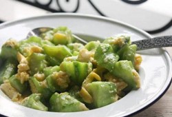 广州雨天吃瓜事件,市民雨中共享瓜果，共度欢乐时光