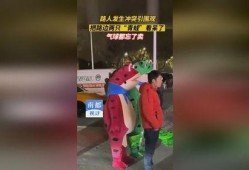 路边青蛙吃瓜,路边青蛙的夏日瓜果盛宴