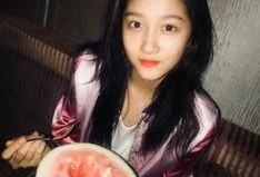 女孩发吃瓜