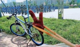 西安军训吃瓜群众,吃瓜群众围观青春风采