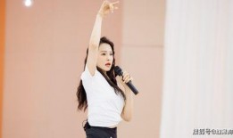 关灯变装校服吃瓜,关灯变装，校服下的吃瓜秘密