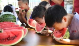 大板镇吃瓜,瓜香四溢，品味夏日清凉