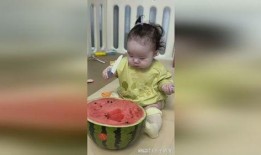 给自己女儿吃瓜