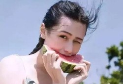 头像女孩吃瓜西瓜,女孩与西瓜的甜蜜邂逅