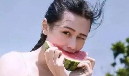 头像女孩吃瓜西瓜,女孩与西瓜的甜蜜邂逅