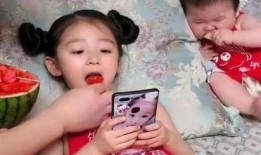 给自己女儿吃瓜