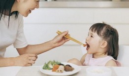 诊所带孩子吃瓜事件,诊所孩子吃瓜事件引发社会关注