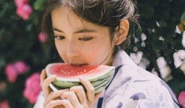 头像女孩吃瓜西瓜,女孩与西瓜的甜蜜邂逅