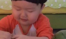 吃瓜男童可爱