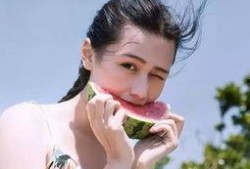 可爱头像吃瓜女孩,可爱吃瓜女孩的趣味日常