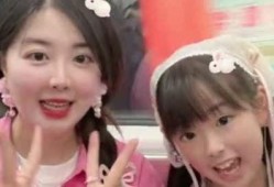 母女吃瓜搞笑演绎,一场欢乐的“瓜田”盛宴