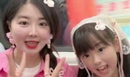 母女吃瓜搞笑演绎,一场欢乐的“瓜田”盛宴