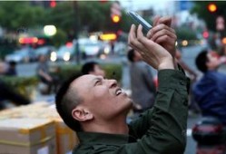 吃瓜路人拍照文案图片,吃瓜路人拍照瞬间，捕捉生活趣味瞬间