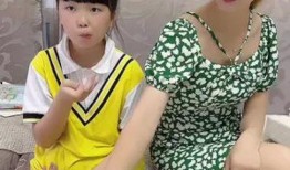 母女吃瓜搞笑演绎,一场欢乐的“瓜田”盛宴
