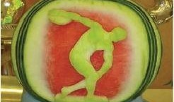 带鸟吃瓜,带鸟共赏的田园风光