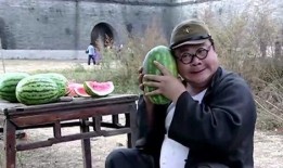 女人吃瓜搞笑瞬间,女性吃瓜搞笑瞬间大盘点