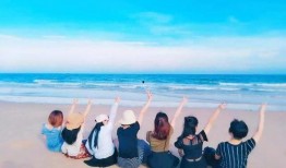 海边美女吃瓜,美女海边悠闲吃瓜时光